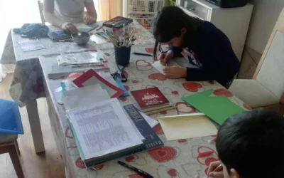Familias que educan a sus hijos en casa: “En dos horas aprenden más que en todo un día en la escuela”